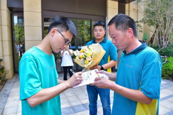 一直牛配资 来自清华大学 2025年河南首封高考录取通知书送达考生